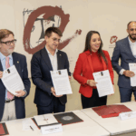 La cónsul general de Marruecos en Tarragona, Ikram Chahine, sosteniendo, junto con los demás firmantes, el documento fundacional de la Cátedra de Estudios sobre Marruecos.