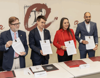 La cónsul general de Marruecos en Tarragona, Ikram Chahine, sosteniendo, junto con los demás firmantes, el documento fundacional de la Cátedra de Estudios sobre Marruecos.
