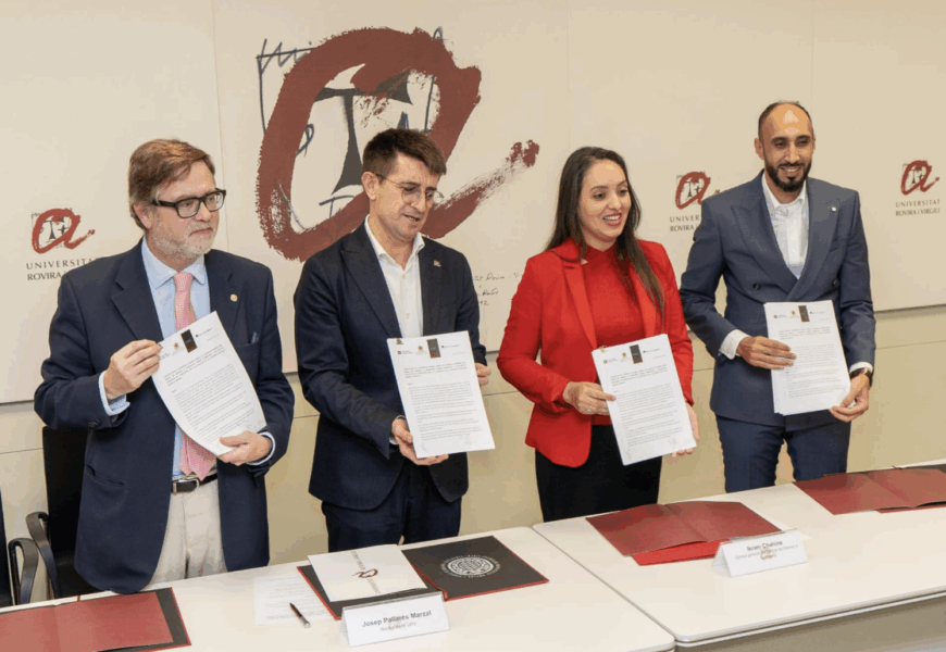 La cónsul general de Marruecos en Tarragona, Ikram Chahine, sosteniendo, junto con los demás firmantes, el documento fundacional de la Cátedra de Estudios sobre Marruecos.