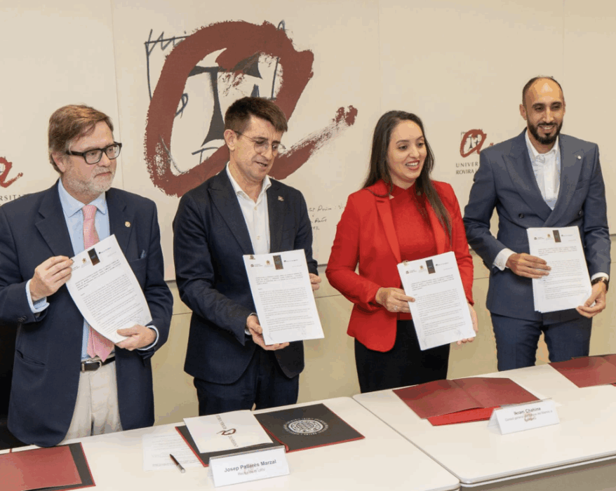 La cónsul general de Marruecos en Tarragona, Ikram Chahine, sosteniendo, junto con los demás firmantes, el documento fundacional de la Cátedra de Estudios sobre Marruecos.